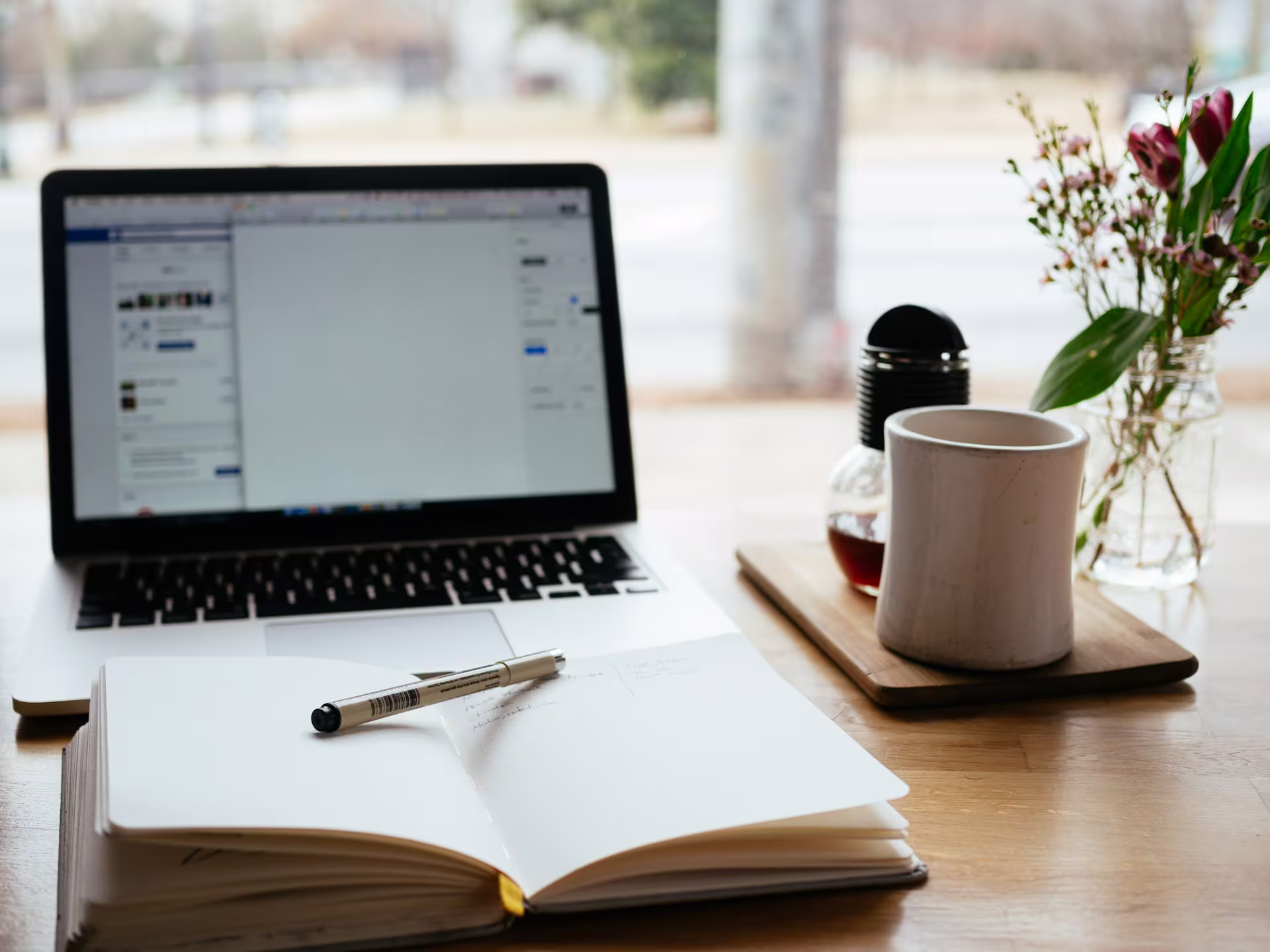 computadora diario y cafe