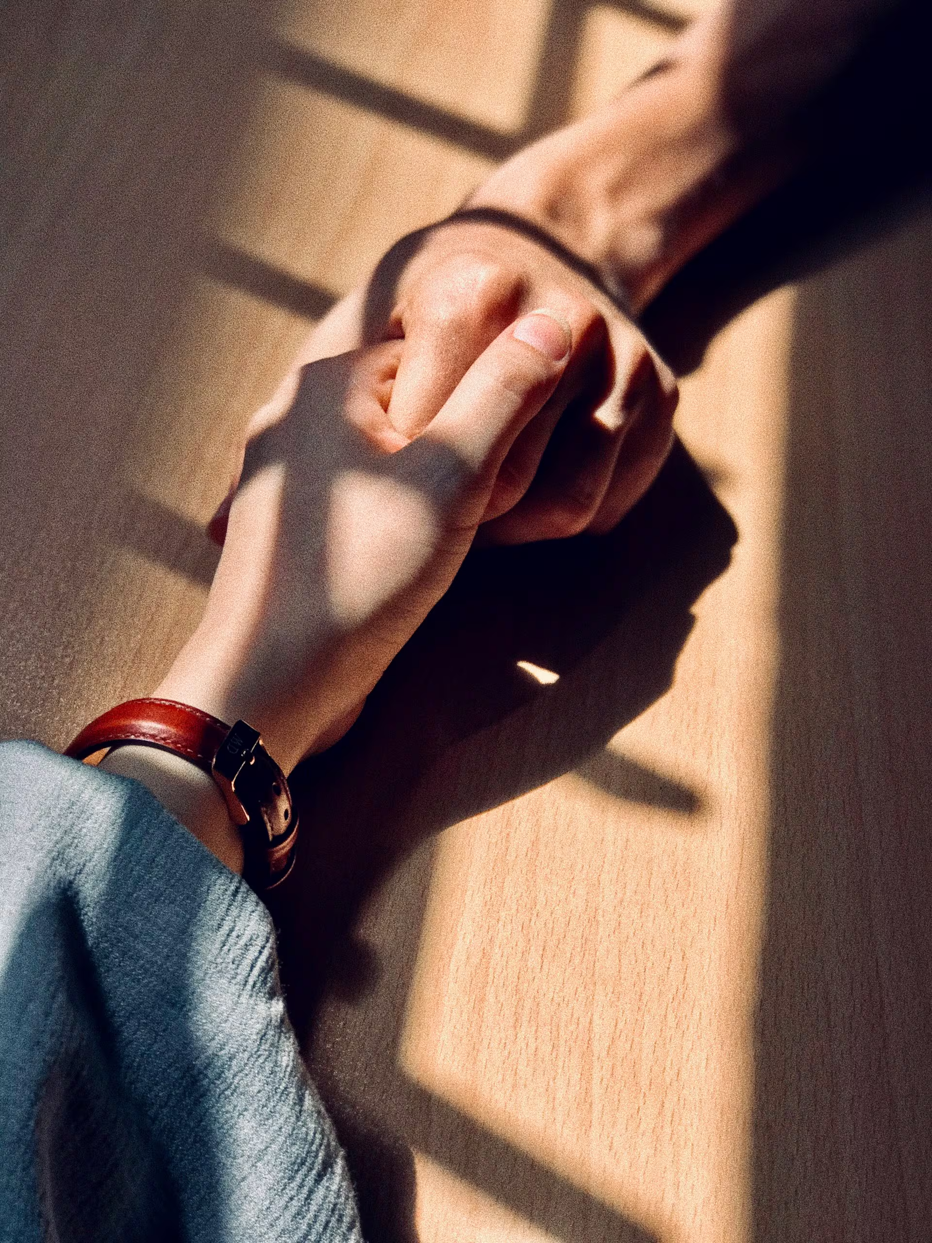 dos personas se dan la mano