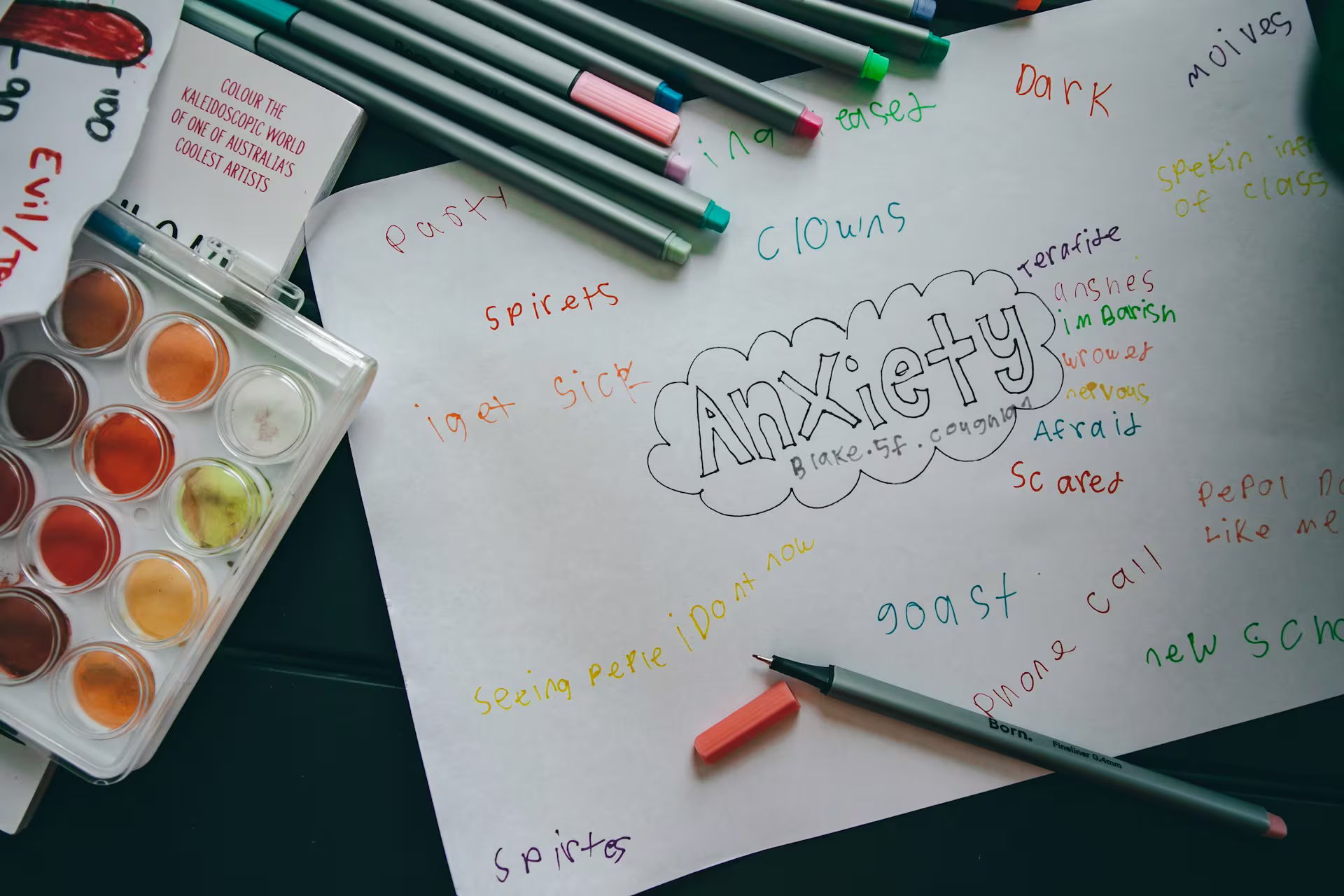 lápices y cuadernillo con letras
